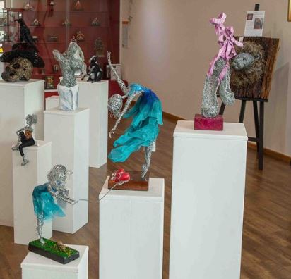 wow 2 Jennifer Grubba artist profile with Art Trails Tasmania Explore Your Creativity Image shows a painting of Superb Fairy Wrens at the Scottsdale Art Gallery Cafe for their Gallery Profile story with Art Trails Tasmania as part of their Artists Ensemble membership